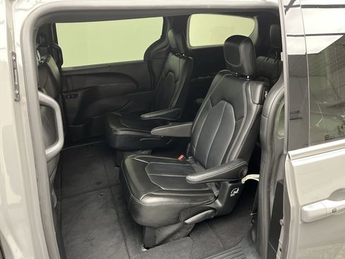 Used 2025 Chrysler Pacifica Select FWD image 11