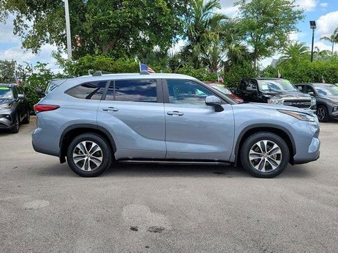 Used 2023 Toyota Highlander XLE FWD image 4