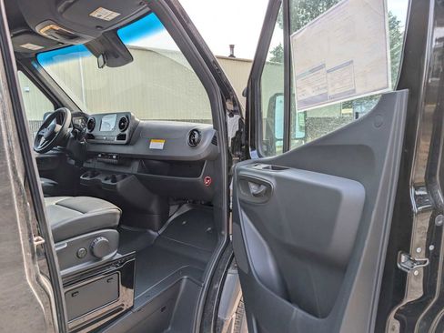 Used 2024 Mercedes-Benz Sprinter 2500 image 10