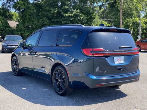 Used 2025 Chrysler Pacifica Limited FWD image 30