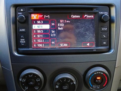 Used 2013 Toyota Corolla LE image 19