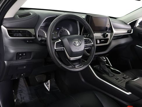 Used 2024 Toyota Highlander XLE AWD/4WD image 29