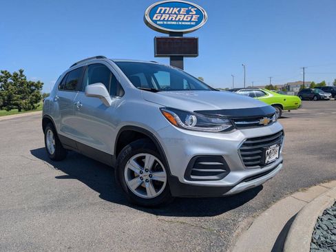 Used 2020 Chevrolet Trax LT w/ LT Convenience Package AWD/4WD image 2