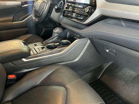 Used 2021 Toyota Highlander Platinum AWD/4WD image 17