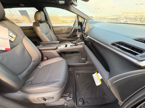 Used 2026 Toyota Sienna Limited image 31