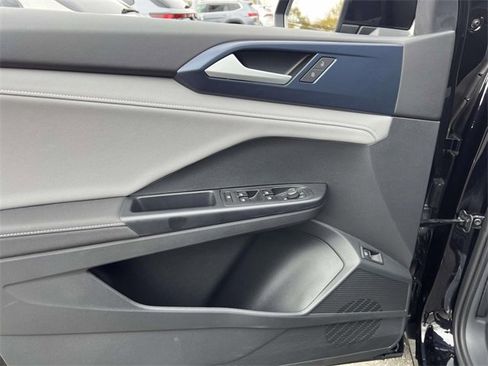 Used 2024 Volkswagen Taos SE image 14