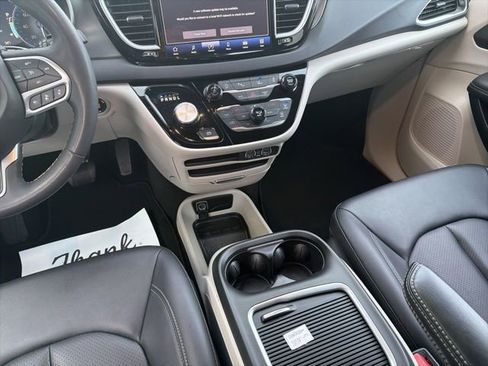 Used 2024 Chrysler Pacifica Touring-L image 21