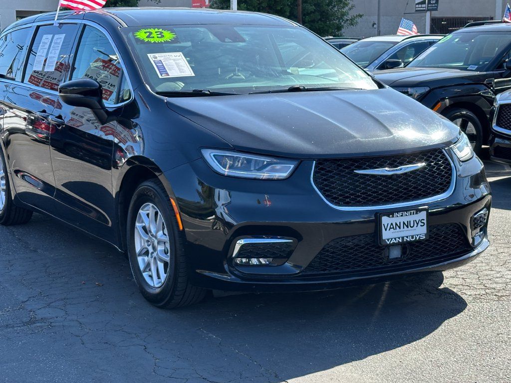 Used 2023 Chrysler Pacifica Touring-L FWD image 11