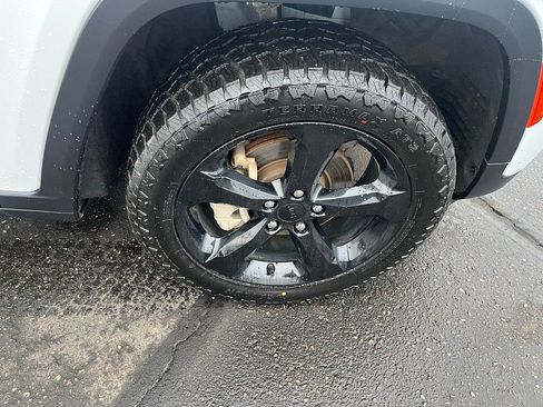 Used 2023 Jeep Grand Cherokee Limited w/ Luxury Tech Group II image 12