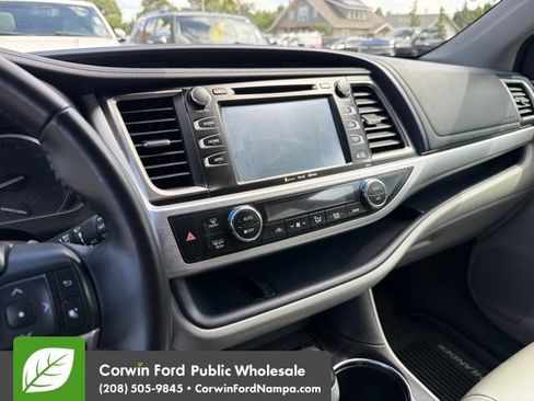 Used 2018 Toyota Highlander XLE AWD/4WD image 22