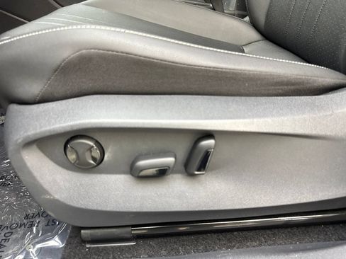 Used 2023 Volkswagen Tiguan SE w/ Panoramic Sunroof Package FWD image 28