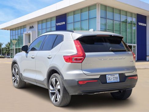 Used 2023 Volvo XC40 B5 Plus image 4