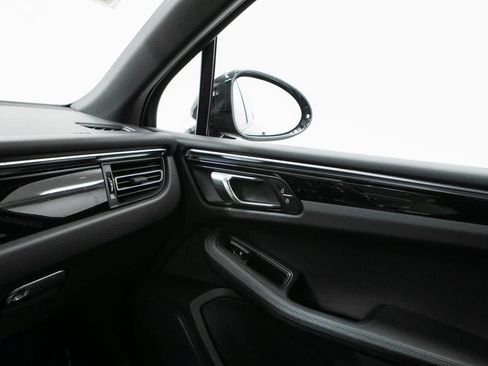 Certified 2024 Porsche Macan AWD/4WD image 30