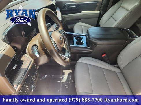 Used 2025 Chevrolet Suburban Z71 w/ Comfort Package AWD/4WD image 9