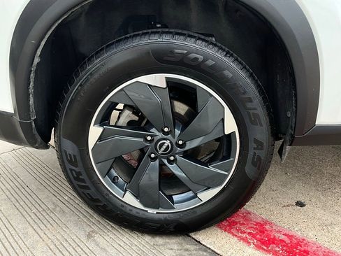 Used 2025 Nissan Rogue SV image 9