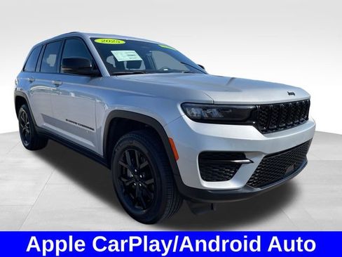 Used 2025 Jeep Grand Cherokee Altitude AWD/4WD image 7