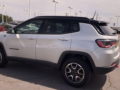 Used 2025 Jeep Compass Trailhawk AWD/4WD image 7