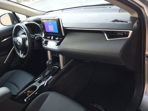 Used 2025 Toyota Corolla Cross XLE w/ Convenience Package image 29