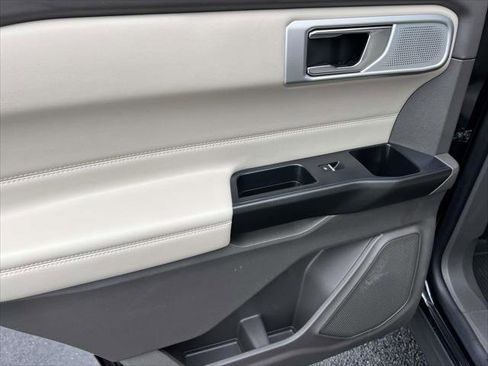 Used 2020 Ford Explorer Platinum w/ Premium Technology Package image 11