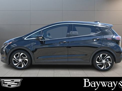 Used 2023 Chevrolet Bolt LT w/ Infotainment Package FWD image 5