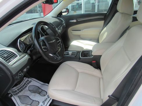 Used 2020 Chrysler 300 Touring L w/ 300 Premium Group AWD/4WD image 9