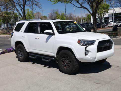 Used 2018 Toyota 4Runner SR5 Premium image 2
