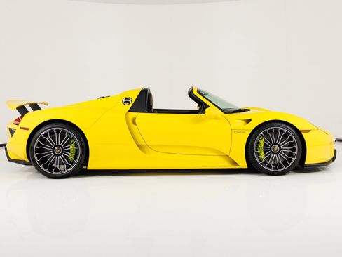 Used 2015 Porsche 918 Spyder AWD/4WD image 2