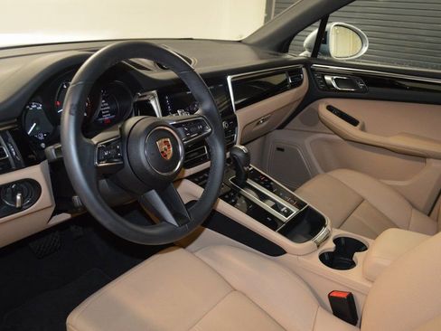 Certified 2025 Porsche Macan AWD/4WD image 4