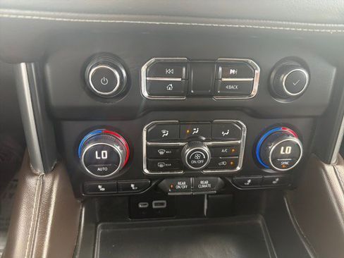 Used 2023 Chevrolet Suburban LT RWD image 10