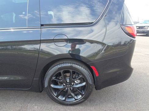 Used 2023 Chrysler Pacifica Limited w/ Uconnect Theater Family Group image 17