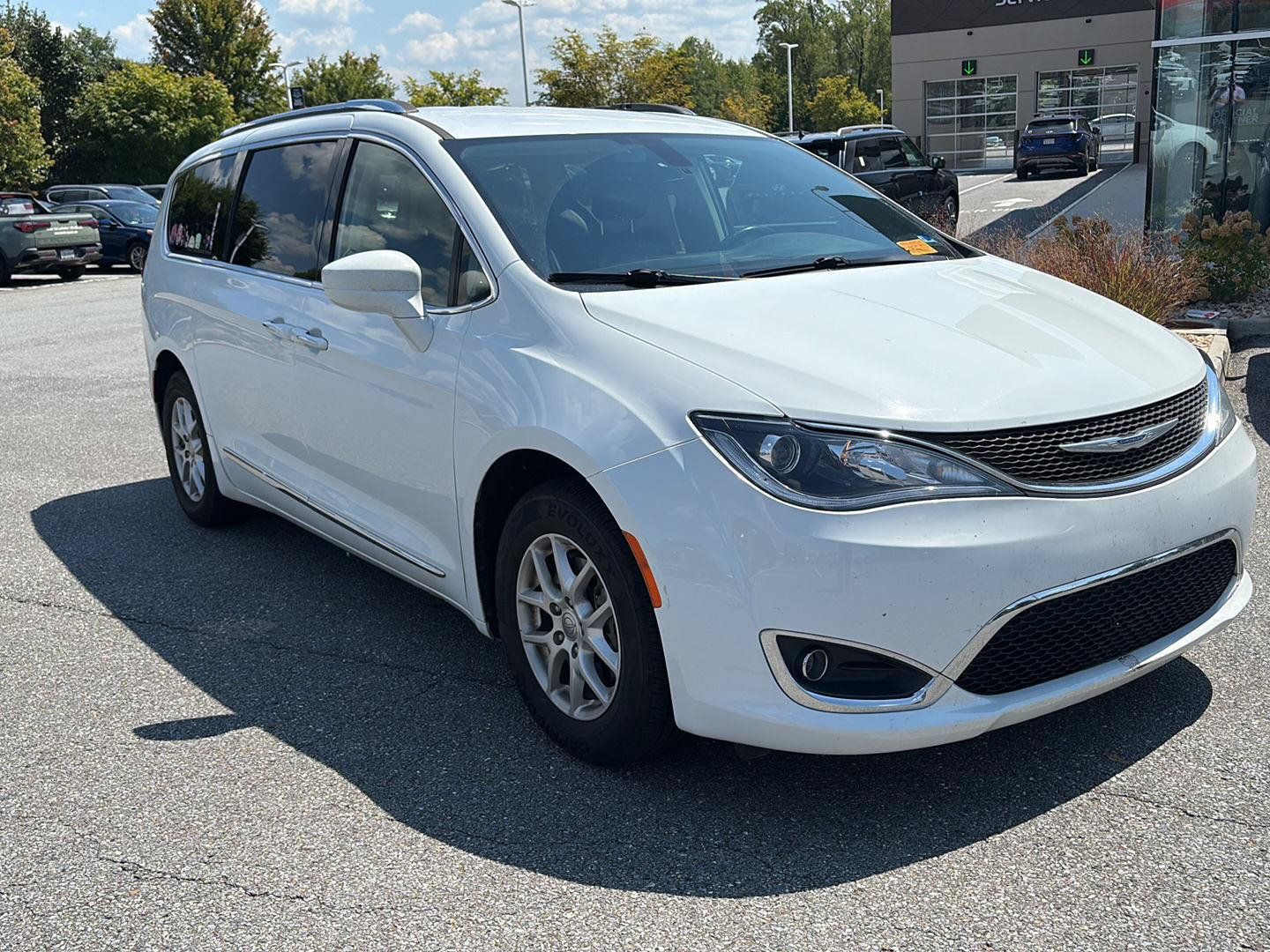 Used 2020 Chrysler Pacifica Touring-L FWD image 4
