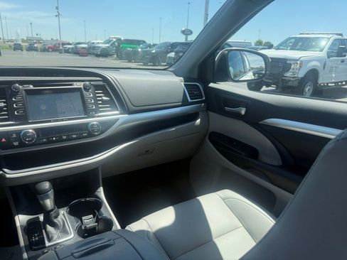 Used 2019 Toyota Highlander XLE AWD/4WD image 35