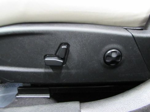 Used 2020 Chrysler 300 Touring image 29