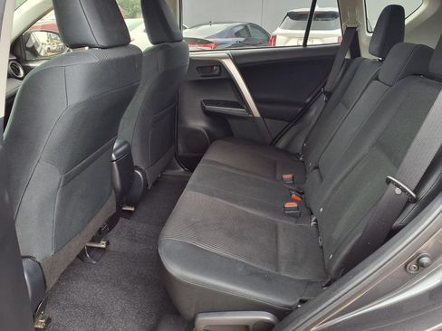 Used 2018 Toyota RAV4 LE FWD image 11