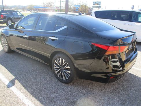 Used 2024 Nissan Altima 2.5 SV FWD image 16