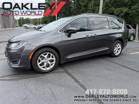 Used 2017 Chrysler Pacifica Touring-L w/ Tire & Wheel Group FWD image 1