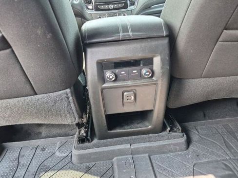 Used 2023 Chevrolet Traverse LT FWD image 14