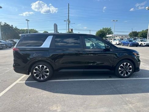Used 2024 Kia Carnival EX FWD image 4