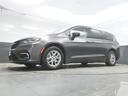 Used 2023 Chrysler Pacifica Touring-L FWD image 37