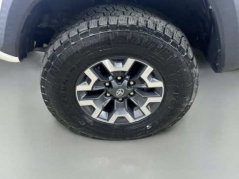 Used 2022 Toyota Tacoma TRD Off-Road w/ Technology Package AWD/4WD image 8