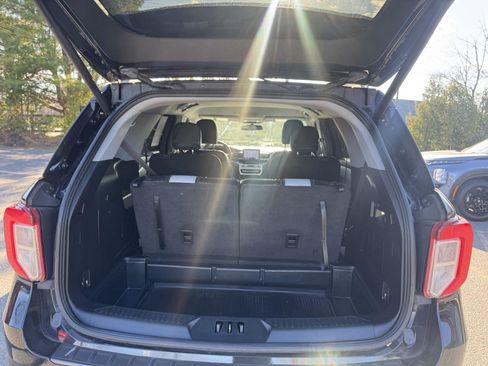 Used 2021 Ford Explorer XLT w/ Equipment Group 202A AWD/4WD image 19