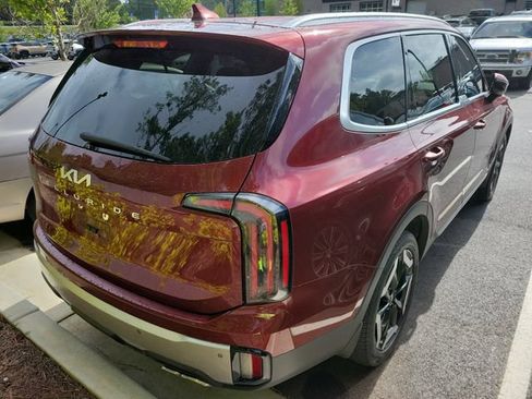 Used 2024 Kia Telluride EX w/ EX Captain's Chair Package FWD image 4