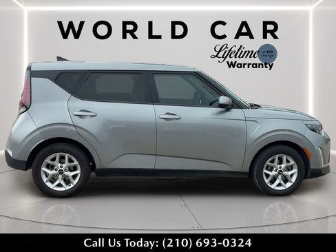 Used 2023 Kia Soul LX w/ LX Technology Package FWD image 2