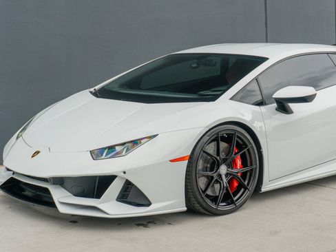 Used 2020 Lamborghini Huracan EVO image 16
