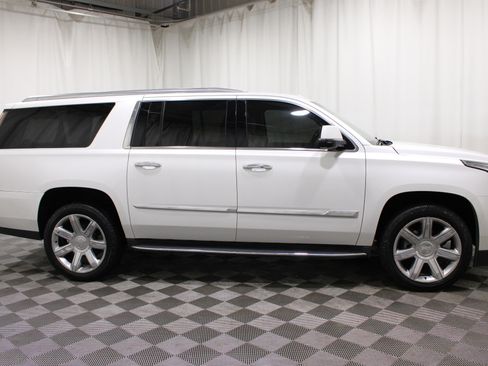 Used 2017 Cadillac Escalade ESV Luxury AWD/4WD image 30