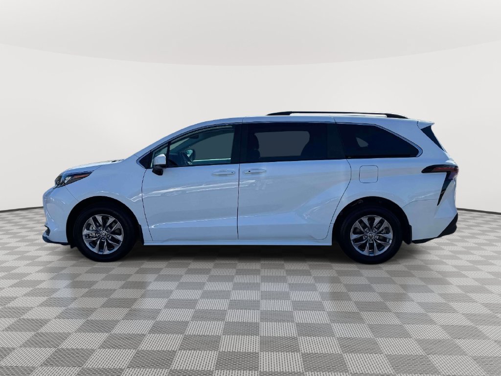 Used 2025 Toyota Sienna LE w/ LE Plus Package AWD/4WD image 4