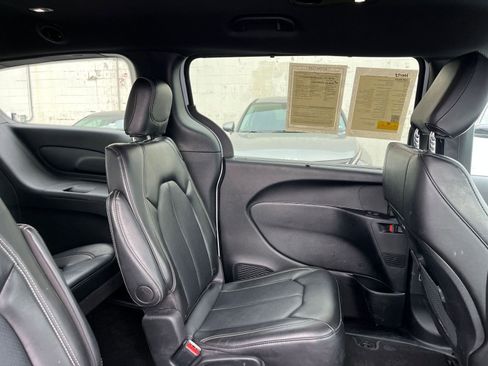 Used 2025 Chrysler Pacifica Select image 40