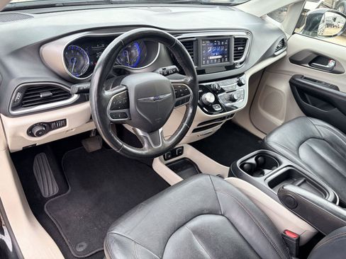 Used 2020 Chrysler Pacifica Touring-L FWD image 12