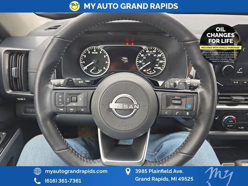 Used 2023 Nissan Pathfinder SL w/ Black Appearance Package AWD/4WD image 13