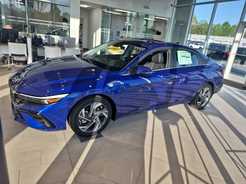 New 2025 Hyundai Elantra Limited FWD image 5